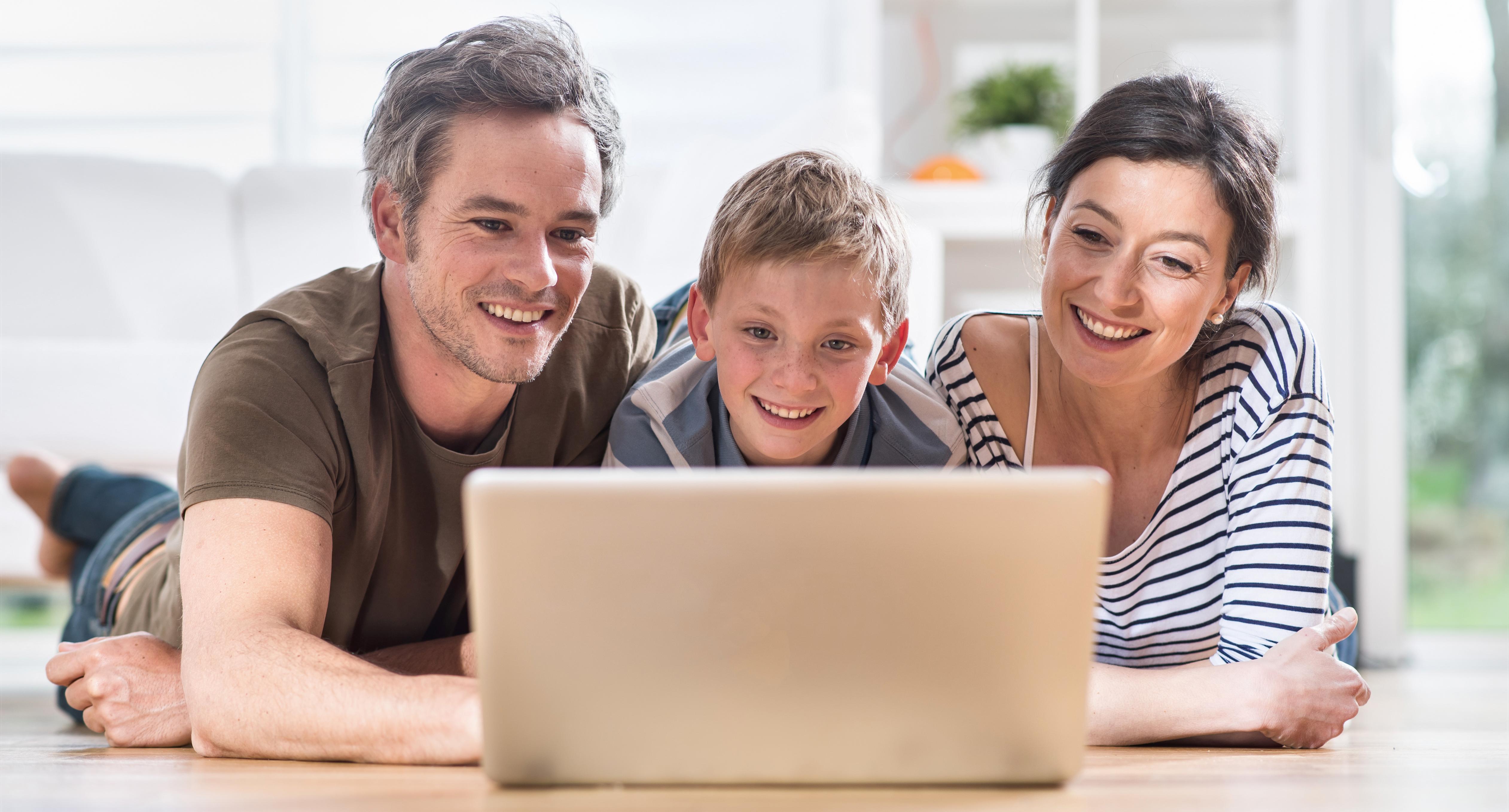 Parents control. Семья у компьютера. Семья с ноутбуком. Семья интернет. Счастливый человек с компьютером.
